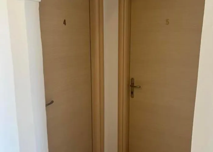 Trident And 아파트 *